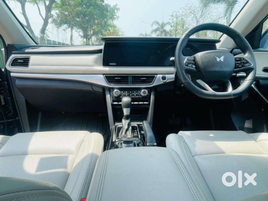 Mahindra Xuv700 2.2 Ax 7 Diesel At Str, 2025, Diesel