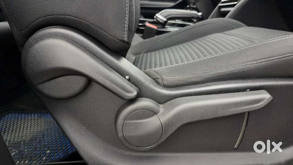 Mahindra Xuv700 2.0 Ax 5 Petrol Mt 7 Str, 2022, Petrol