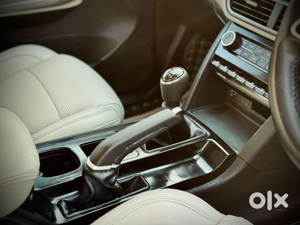 Mahindra Xuv700 2.0 Mx Petrol Mt 5 Str, 2024, Petrol