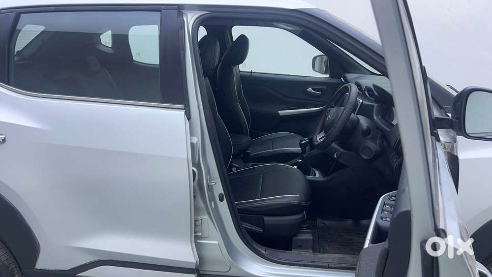 Nissan Magnite 1.0 Xv Premium, 2022, Petrol