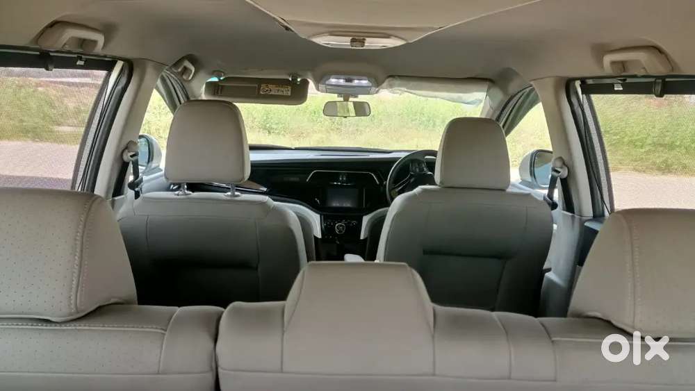 Mahindra Marazzo White M 8 Top Model
