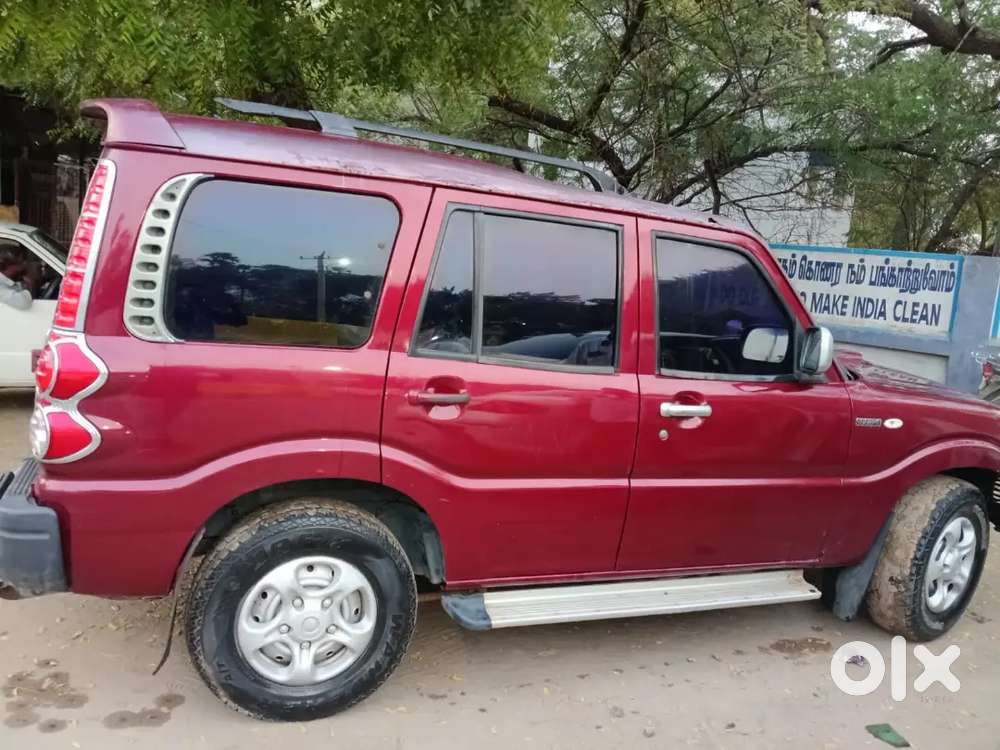 Mahindra Scorpio Red