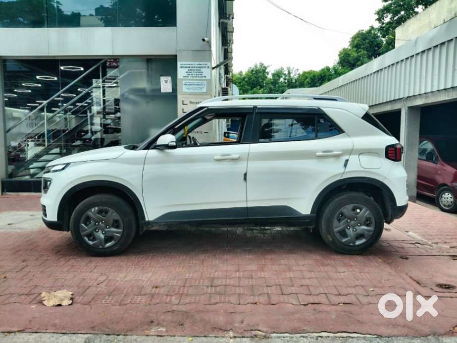 Hyundai Venue S(o) Knight Edition Mt, 2023, Petrol