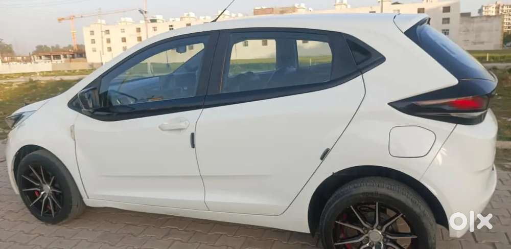 White Tata Altroz