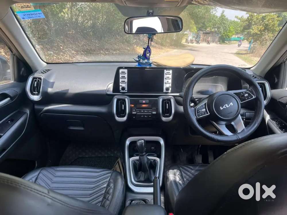Less Driven Black Kia Sonet