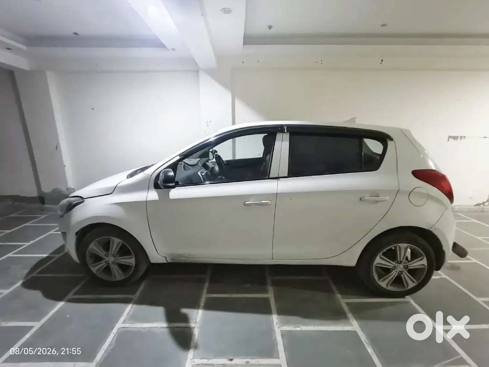 Hyundai I20 Sports Bs Iv Top Model With Cng + Petrol On Paper