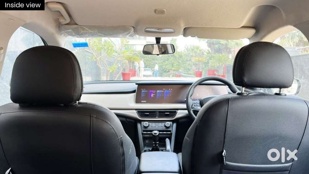 Mahindra Xuv700 Ax 3 Petrol Mt 5 Str (e), 2022, Petrol