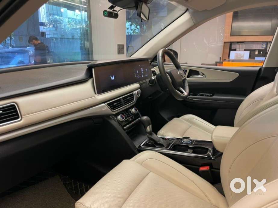 Mahindra Xuv700 2.2 Ax 7 Diesel At Luxury Pack Str Awd, 2022, Diesel