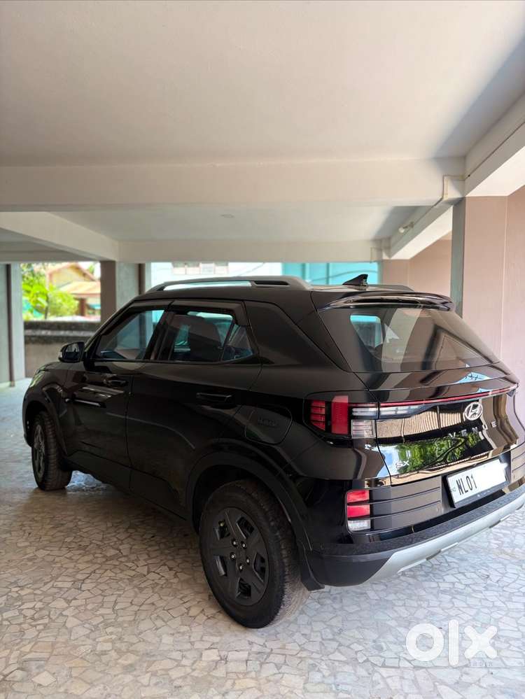 Hyundai Venue 2024 Petrol Well Maintained