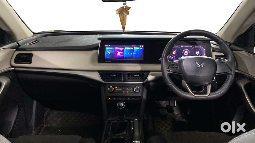 Mahindra Xuv700 2.0 Ax 5 Petrol Mt 7 Str, 2021, Petrol