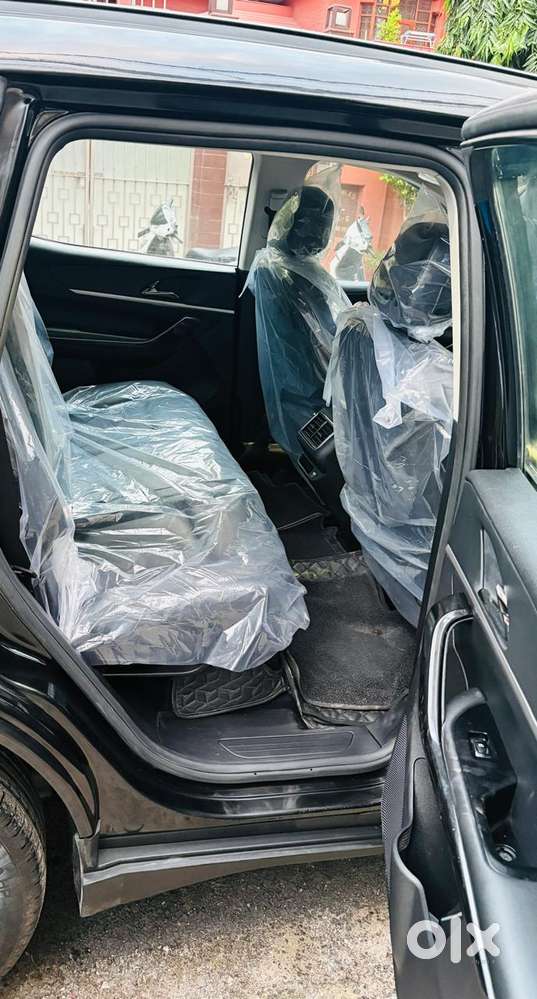 Mahindra Xuv700 2.2 Ax 7 Diesel At Luxury Pack Str, 2025, Diesel
