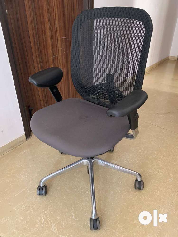 Godrej ace full on sale back chair