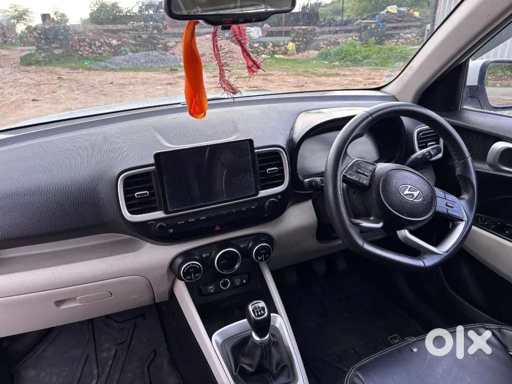 Hyundai Venue 2023 Petrol 50700 Km Driven