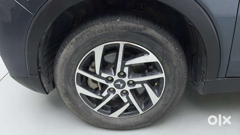 Mahindra Xuv300 1.2 W8 (o) Amt Petrol, 2023, Petrol