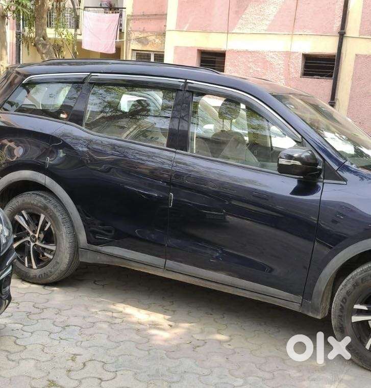 Mahindra Xuv700 2.0 Mx Petrol Mt 5 Str, 2023, Petrol
