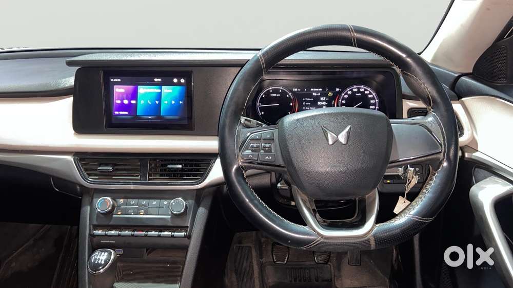 Mahindra Xuv700 2.0 Mx Petrol Mt 5 Str, 2023, Petrol