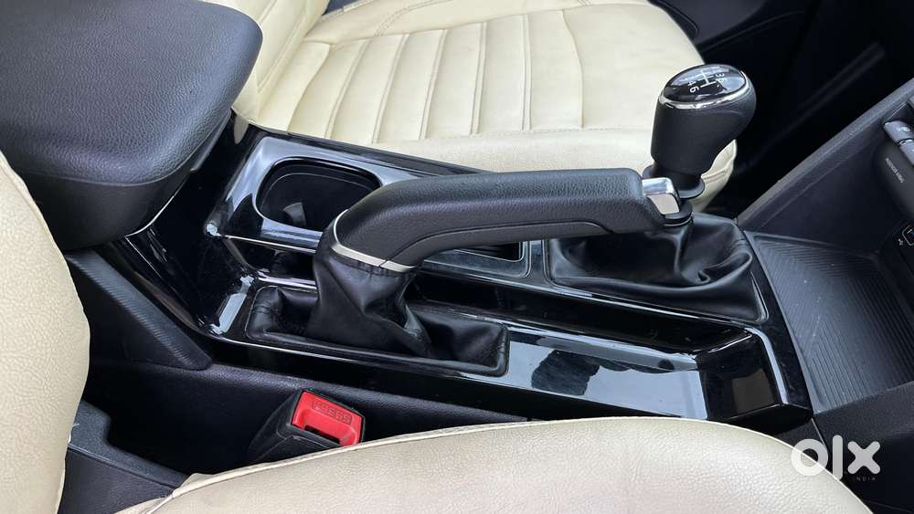 Mahindra Xuv700 2.0 Ax 5 Petrol Mt Str, 2022, Petrol