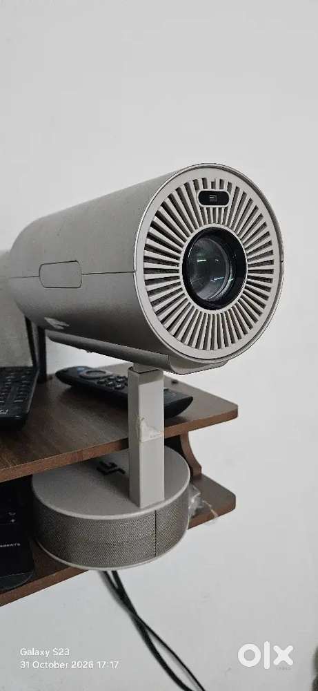 Cross beats projector with hdmi