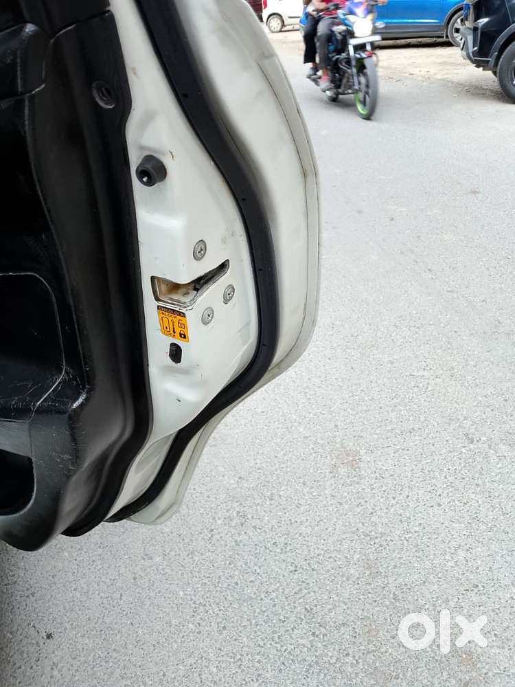 Maruti Suzuki Swift Lxi Bsiv, 2012, Petrol