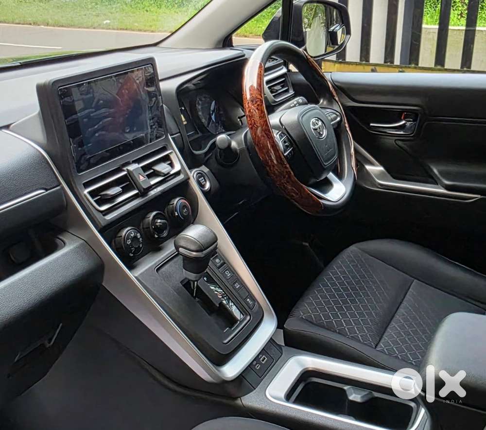 Toyota Innova Hycross 2024