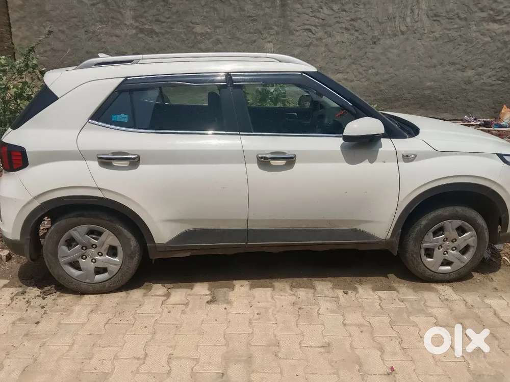Hyundai Venue 2022 Petrol 60500 Km Driven