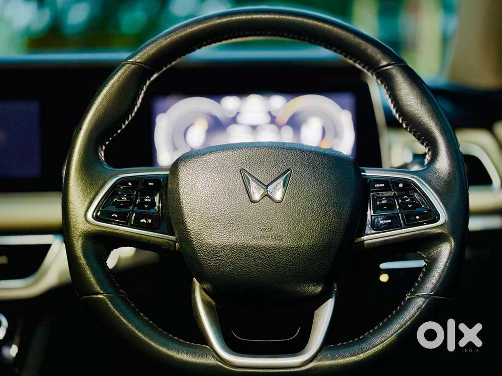 Mahindra Xuv700 2.0 Ax 7 Petrol Mt Str, 2026, Petrol