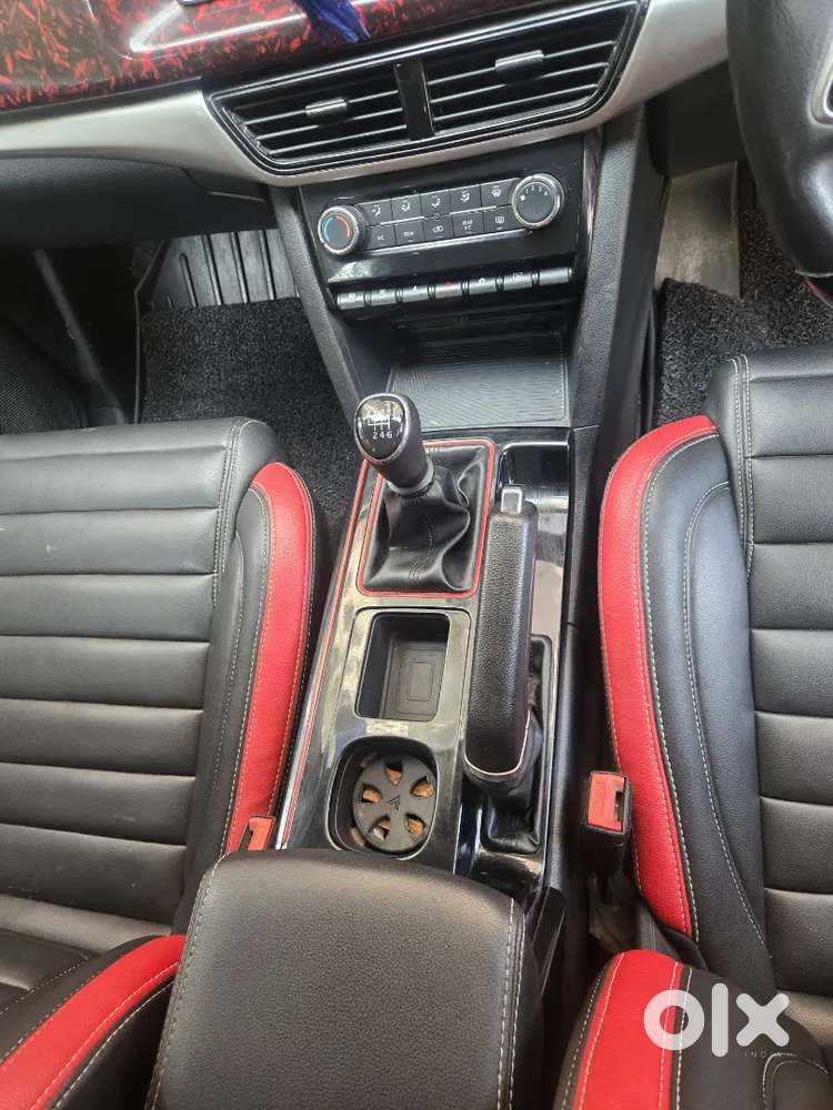 Mahindra Xuv700 Ax5 Petrol Manual 7-seater 2022  ₹3l+ Upgrades