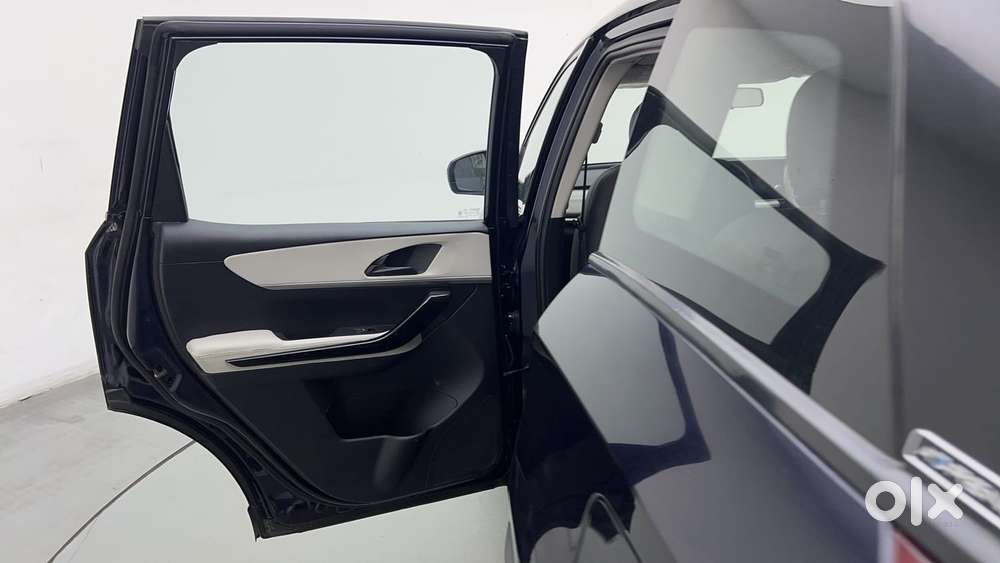 Mahindra Xuv700 2.0 Ax 5 Petrol Mt 7 Str, 2024, Petrol