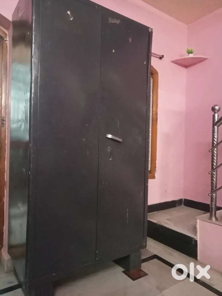 20 yrs old wardrobe good condition