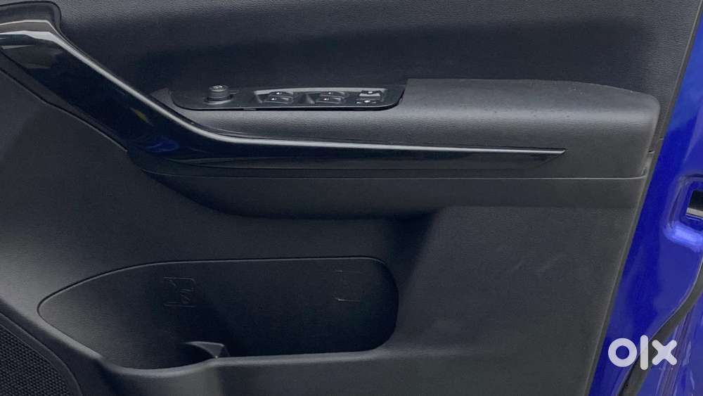 Mahindra Xuv700 2.0 Ax 5 Petrol Mt Str, 2022, Petrol