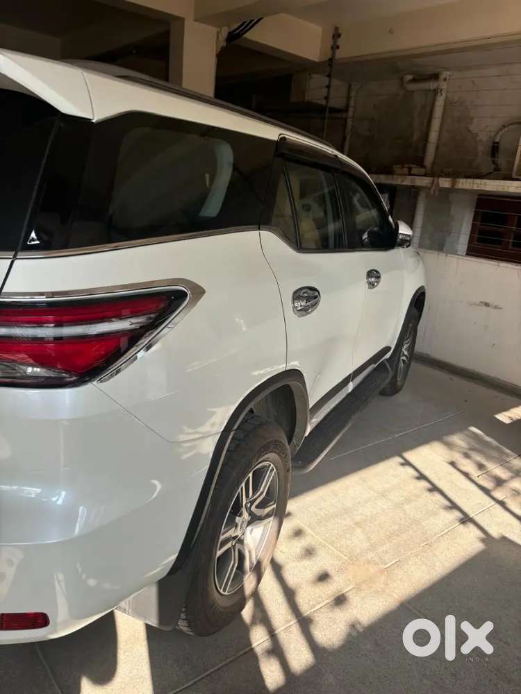 Toyota Fortuner Legender 2022 Showroom Track