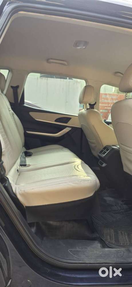 Mahindra Xuv700 2.0 Mx Petrol Mt 5 Str, 2022, Petrol