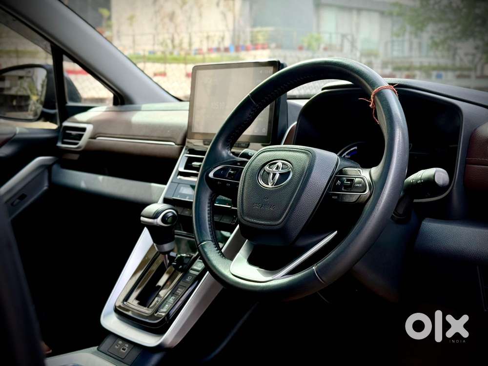 Toyota Innova Hycross 2.0 Vx (o) Hybrid 8 Str, 2025, Petrol