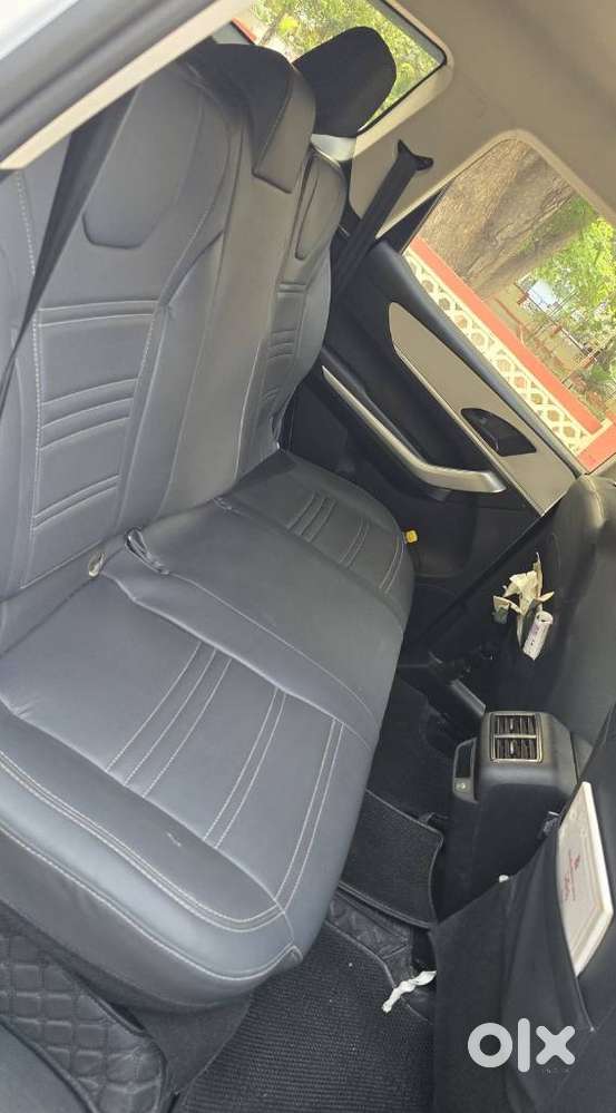 Mahindra Xuv700 Mx Petrol Mt 5 Str (e), 2022, Petrol