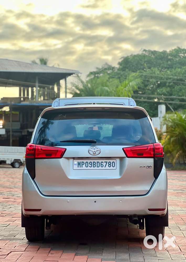 Toyota Innova Crysta 2.4 V 8 Str, 2016, Diesel
