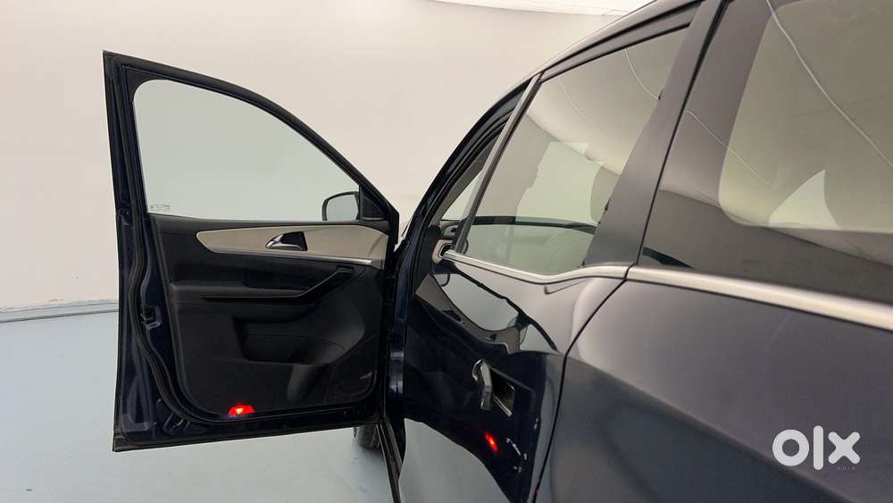 Mahindra Xuv700 2.0 Ax 7 Petrol At Luxury Pack Str, 2021, Petrol