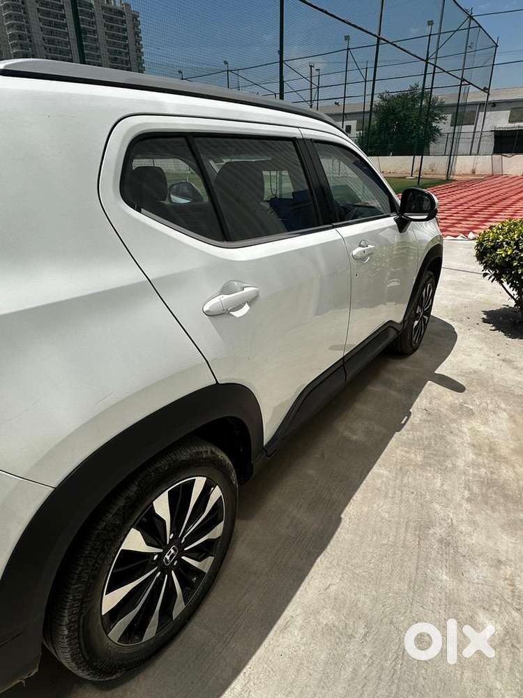 Sun Roof , Side Mirror Camera