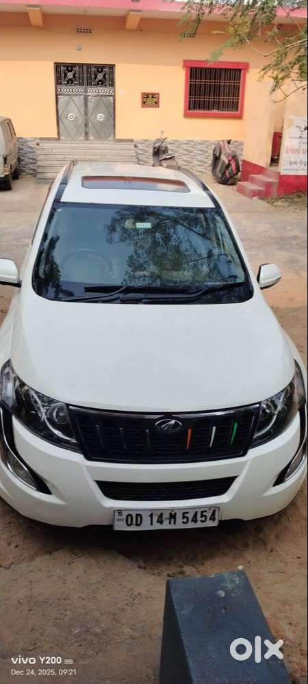 Xuv 500 W10 Sunroof