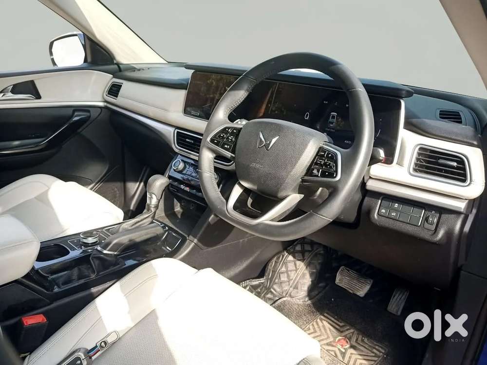Mahindra Xuv700 2.0 Ax 7 Petrol At Str, 2023, Petrol
