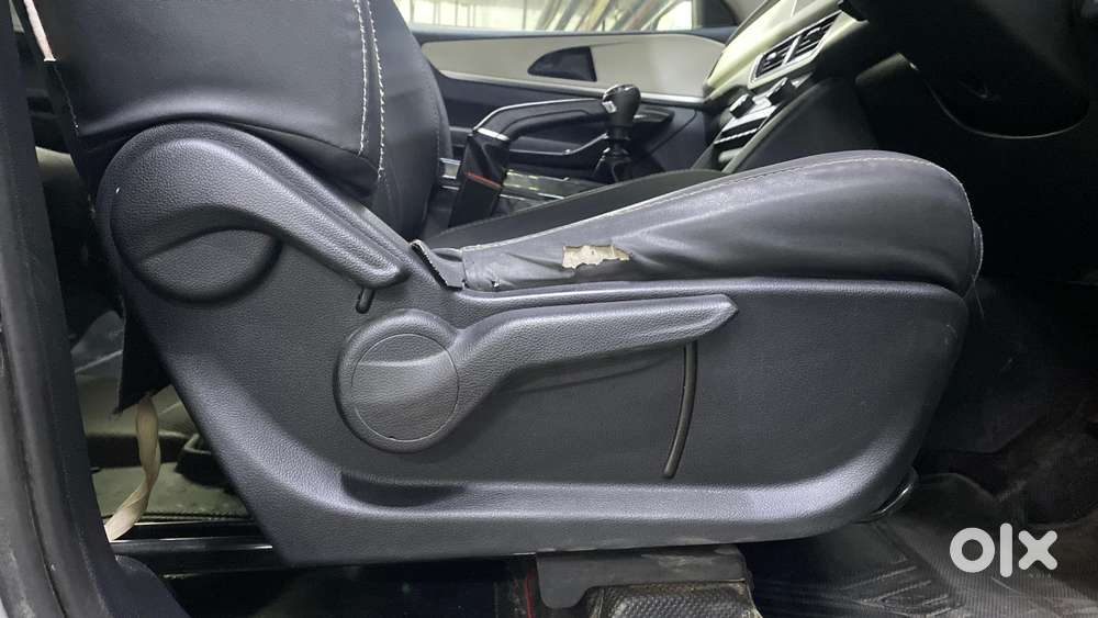 Mahindra Xuv700 2.0 Ax 5 Petrol Mt 7 Str, 2022, Petrol