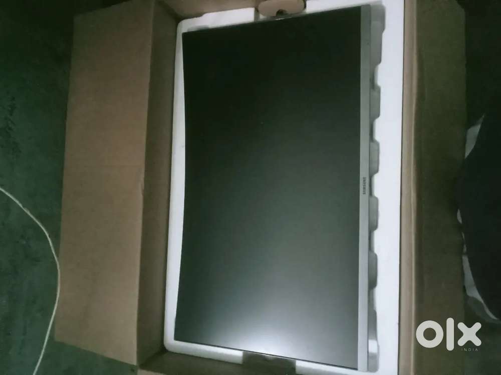 Samsung curved display monitor wiith box and cables