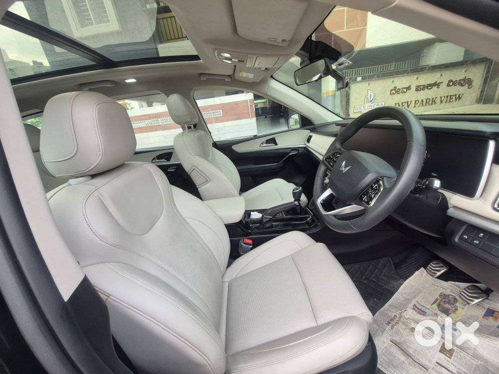 Mahindra Xuv700 2.0 Ax 7 Petrol Mt Str, 2024, Petrol