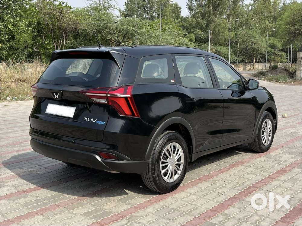 Mahindra Xuv700 Ax 5 Petrol Mt 7 Str (e), 2023, Petrol