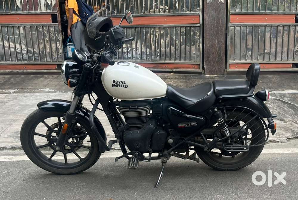Royal Enfield Black And White Colour Royal Enfield Classic 350 Bs4