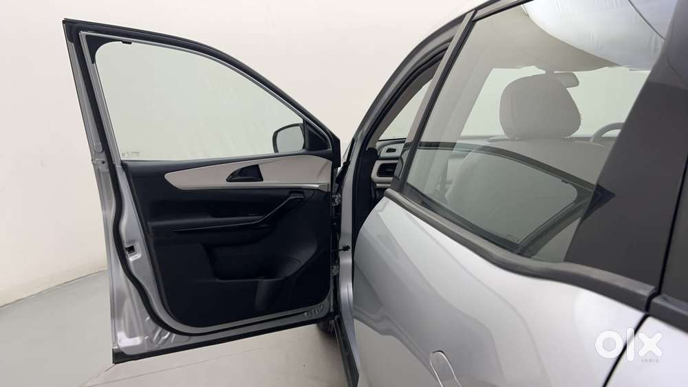 Mahindra Xuv700 2.0 Ax 5 Petrol At Str, 2023, Petrol