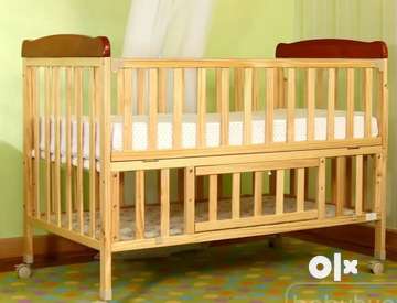 Babyhug hamilton shop wooden cot