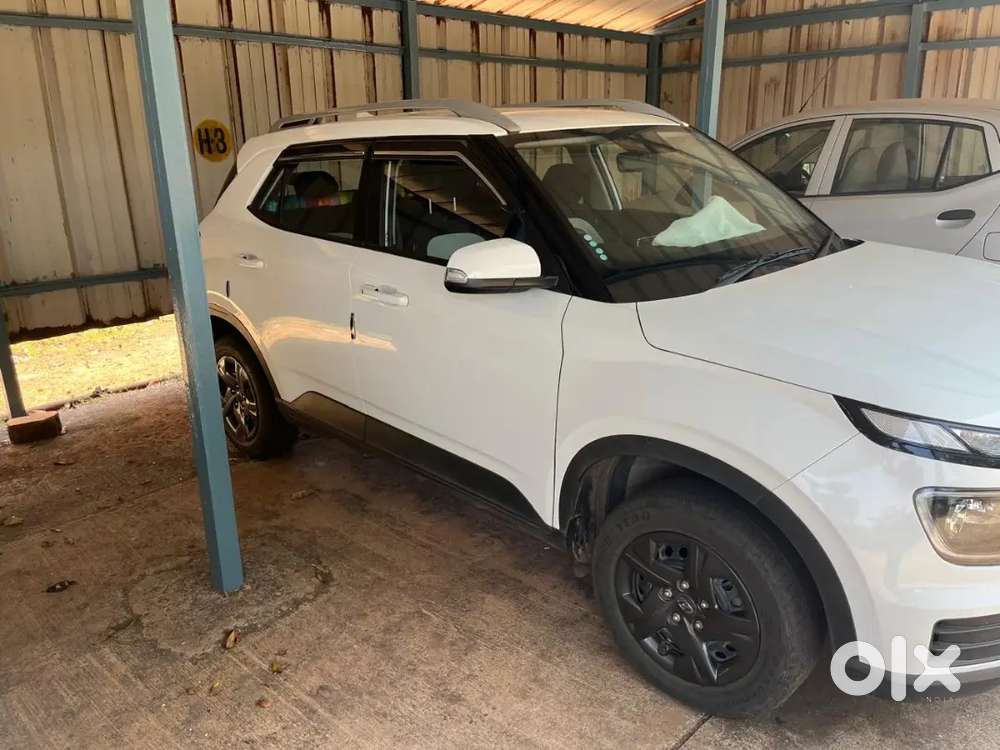 Hyundai Venue 2024 Petrol Well Maintained