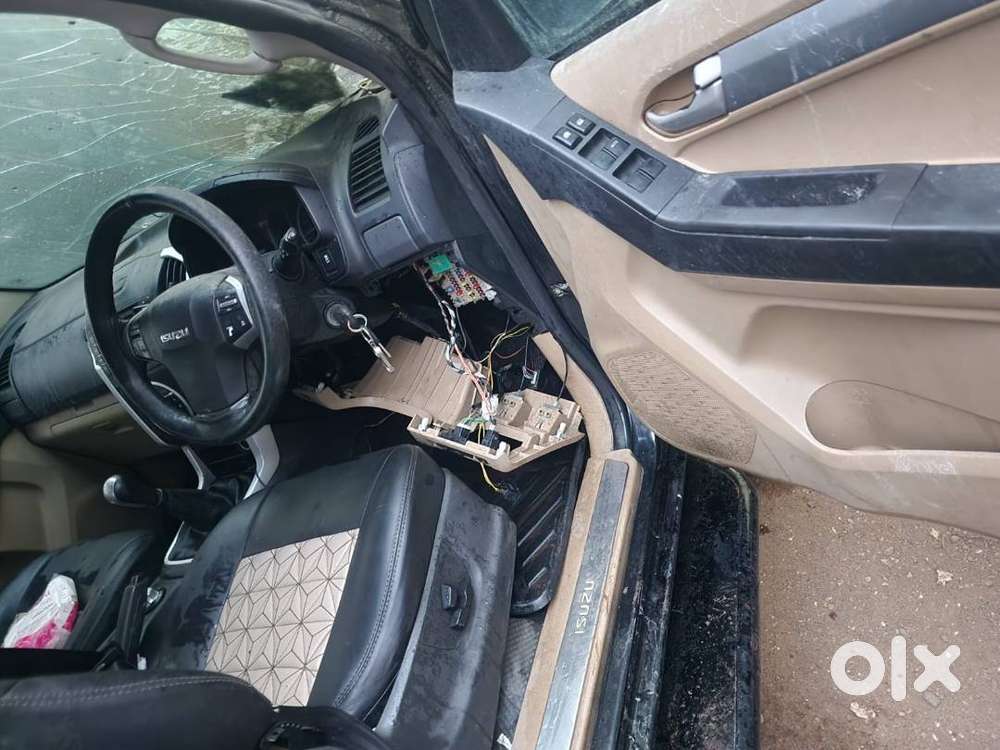 2018 Isuzu D-max V-cross 4x4 Diesel | Fire-damaged | Parts Available