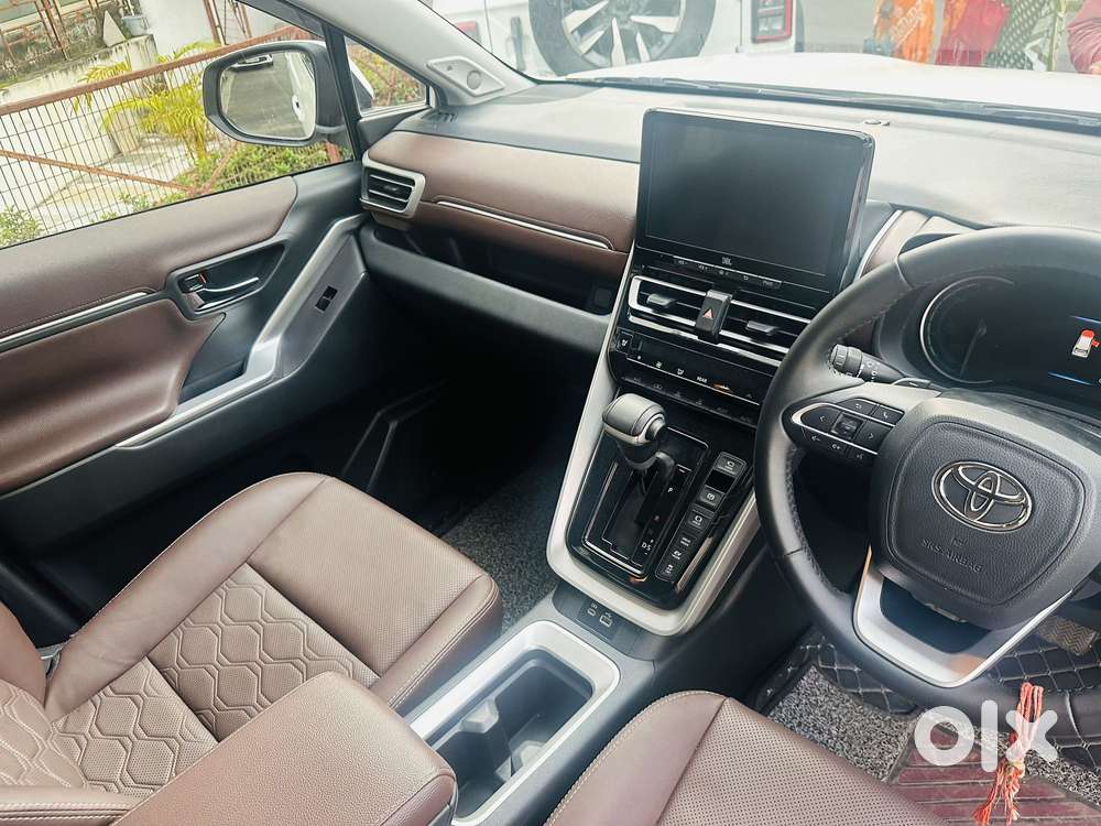 Toyota Innova Hycross 2.0 Zx (o) Hybrid 7 Str, 2025, Petrol