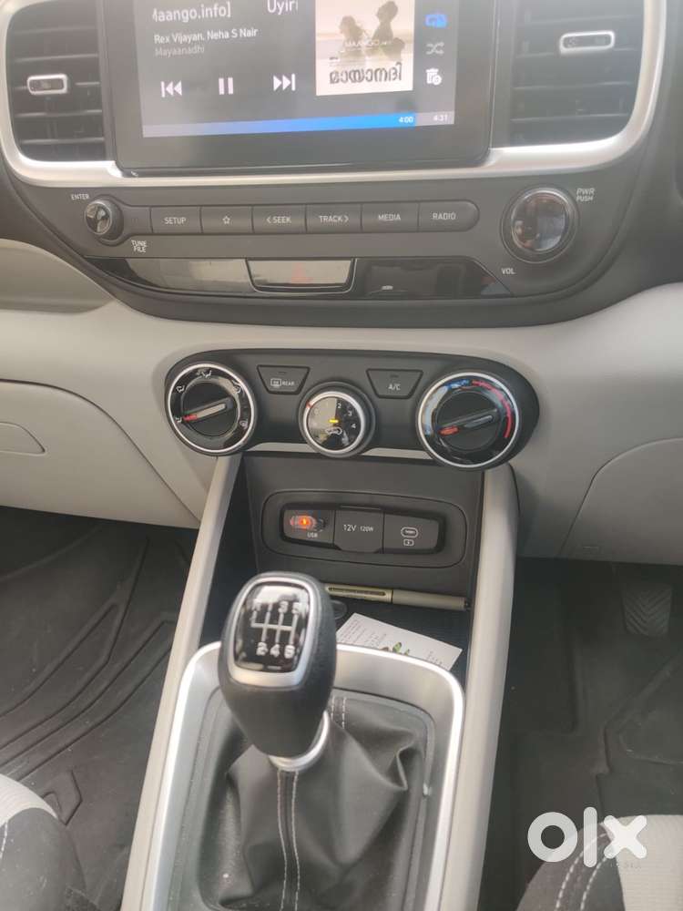 Hyundai Venue 2024 Petrol Well Maintained